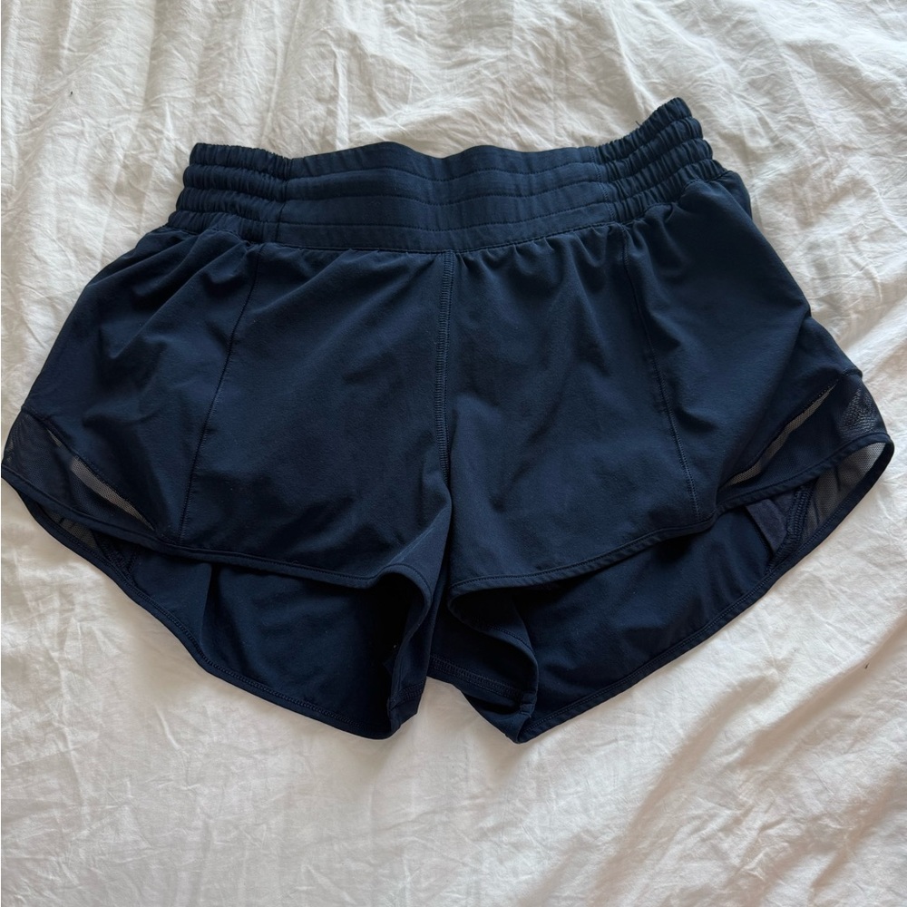 Hotty Hot 2.5 inch High rise size 6 Lululemon